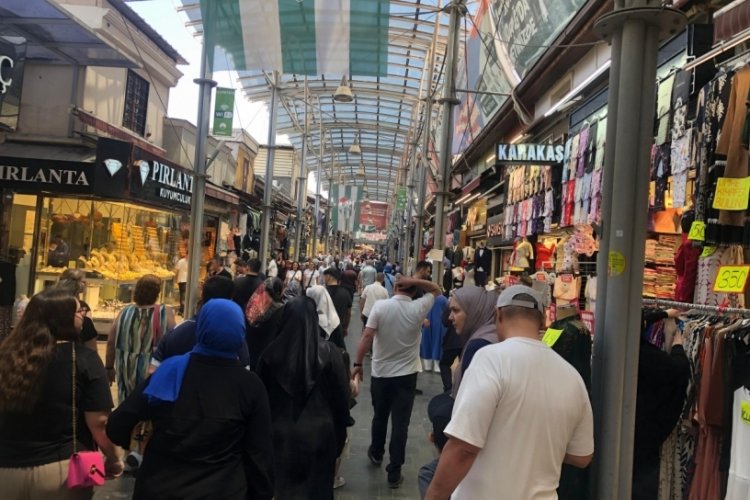 Bursa'nın çarşı pazarında bayram telaşı! Adım atacak yer kalmadı...