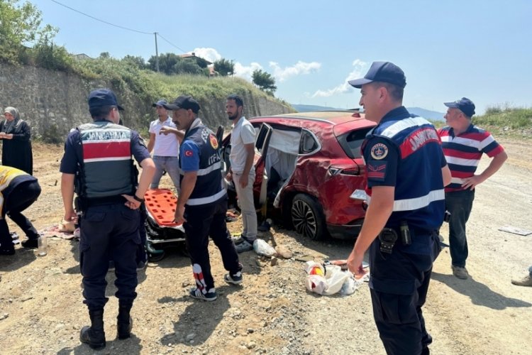Yalova'da otomobil 4 metre yükseklikten yola uçtu: 2 yaralı