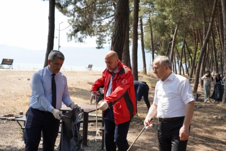 Bursa'da ilçe protokolü Dünya Çevre Gününde öğrenciler ile birlikte çevre temizliği yaptı!
