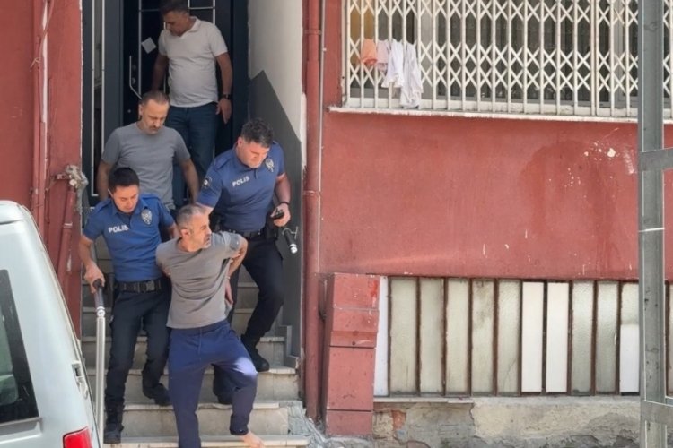 Evini yakmaya çalıştı: Polislere direndi