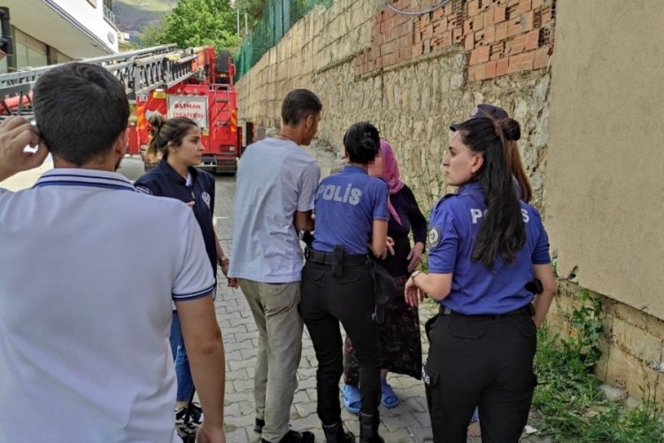 Ailesini rehin aldı!