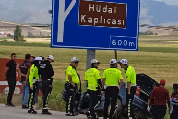 Yön tabelasına çarpan otomobildeki 1 kişi öldü