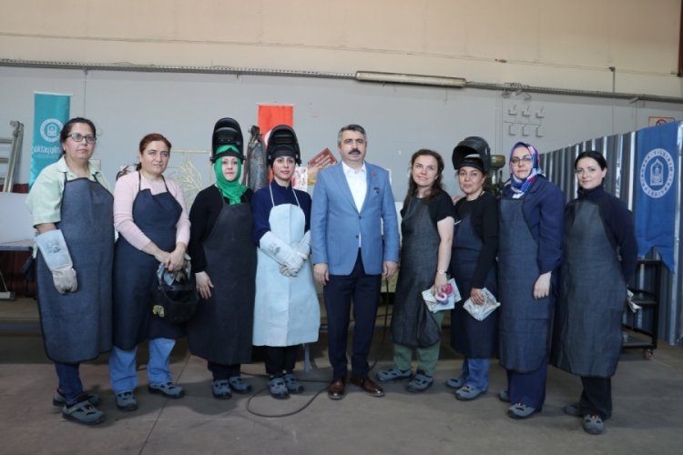 Bursa'da kaynakçılık kursunu bitiren 12 kadına sertifikaları verildi