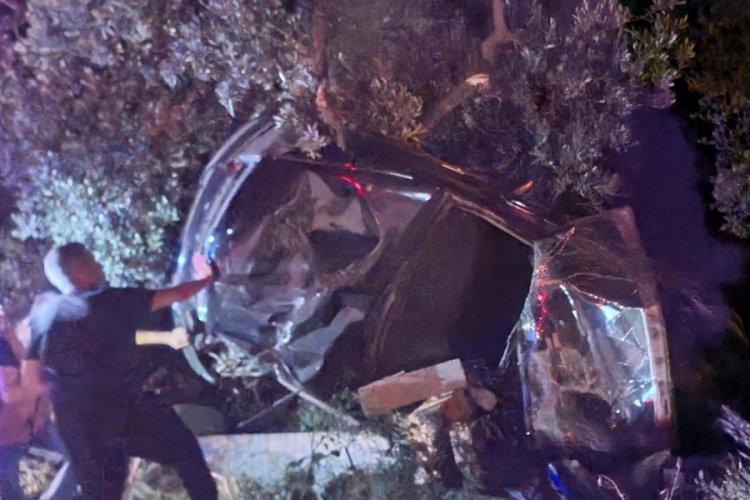 Gece yarısı dehşeti yaşadılar! Bursa'da araç hurdaya döndü