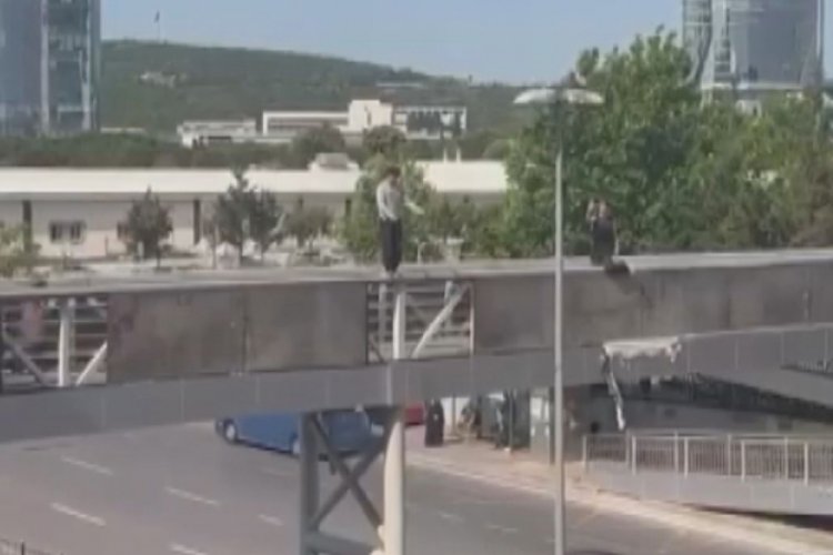 Korku dolu anlar! Üst geçitten atladı...