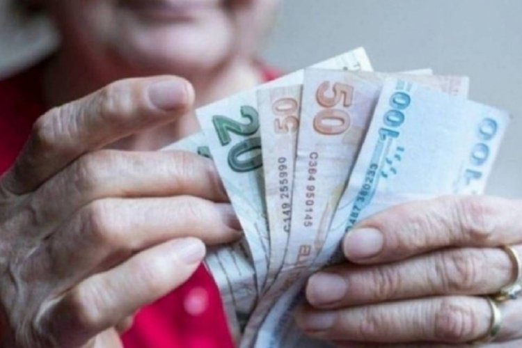 Özgür Erdursun 'emekliye geçmiş olsun' diyerek açıkladı!