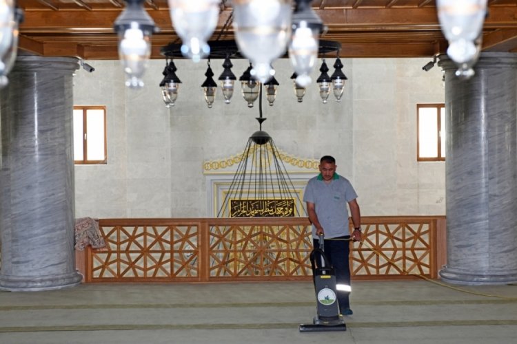 Bursa Osmangazi'deki camilerde bayram temizliği