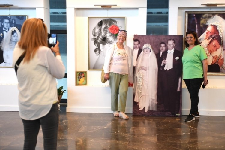 Bursa'nın ipek böceği kozaları usta oyuncuların fotoğraflarını süsledi
