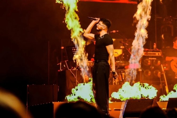 Şarkıcı Semicenk'in ezan hassasiyeti! Konserine ara verdi