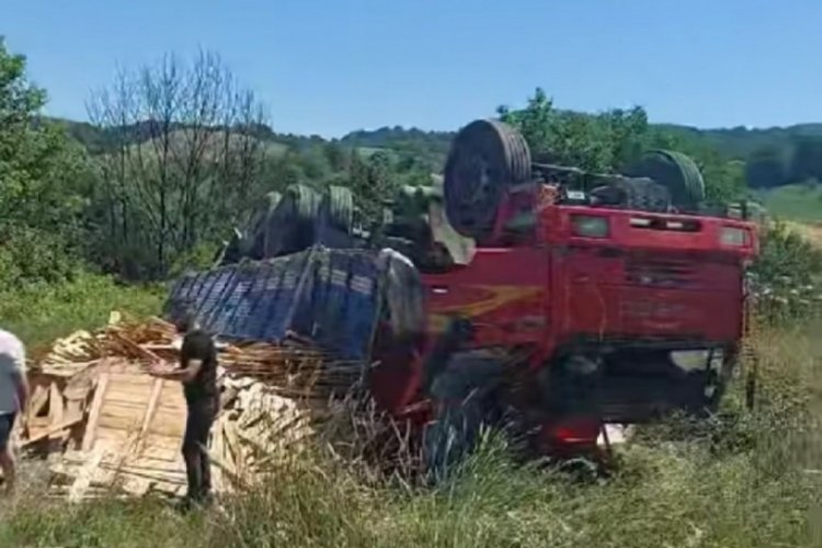 Bursa yolunda panik dolu anlar! Tonlarca ağırlıktaki kamyon devrildi