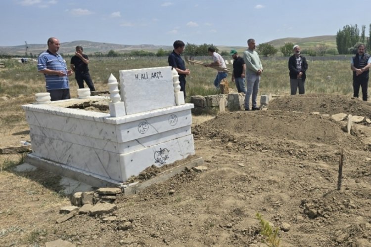 Muhtarlık seçiminden kalan husumet: Baba ve oğul toprağa verildi