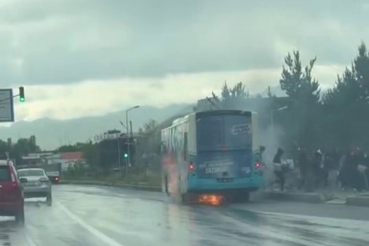 Erzurum'da belediye otobüsü yolcular içindeyken alev aldı