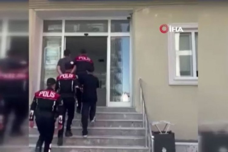 İki kişiye etek giydirip video çeken şahıslar yakalandı