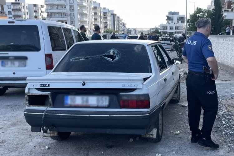 Kavgayı ayırmaya çalışan polis memuru bıçaklandı