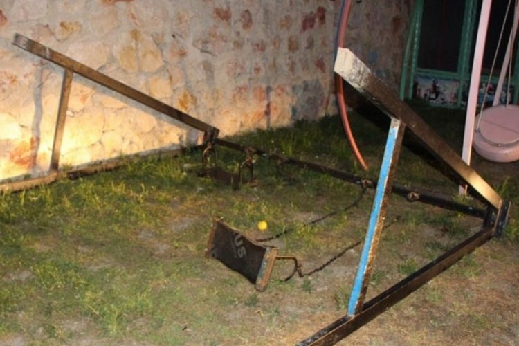 Salıncakta sallanan çocuk can verdi!