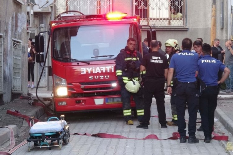 Çocuğunu alamayınca boğazına bıçak dayayıp, evini ateşe verdi!