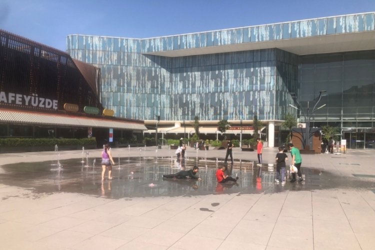 Bursa'da fıskiyeli eğlence! Gören herkes aynı yorumu yapıyor...