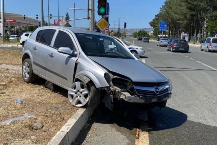 Bayram arefesinde otomobil refüje çıktı: 4 yaralı