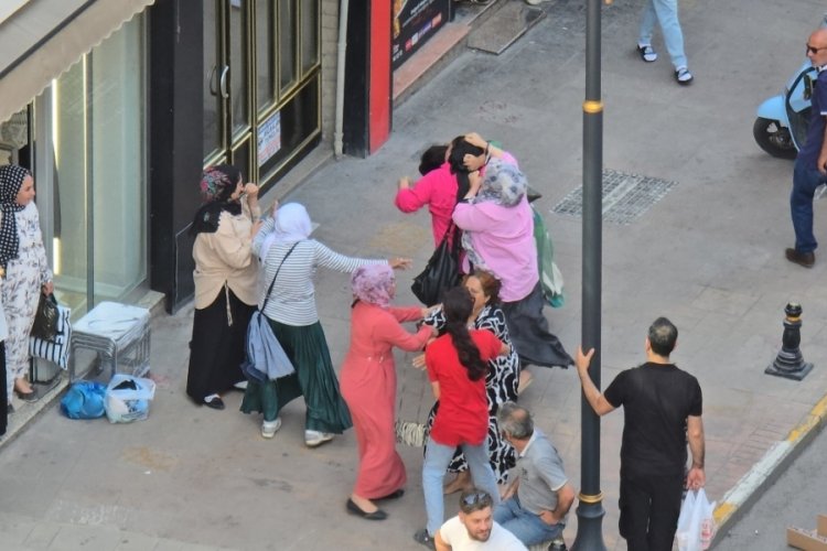 Kadınlar birbirine girdi! Kimse onları durduramadı...