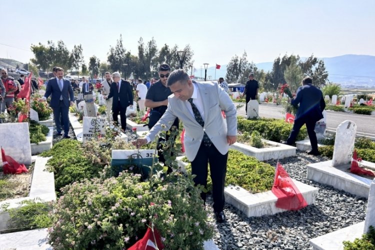 Depremlerde ölenlerin mezarları ziyaret edildi