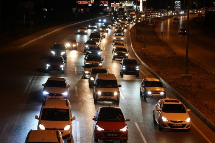 Gece yarısı trafik yoğunluğu böyle görüntülendi