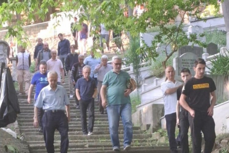Bursa'da bayramın ilk gününde mezarlıklara akın!