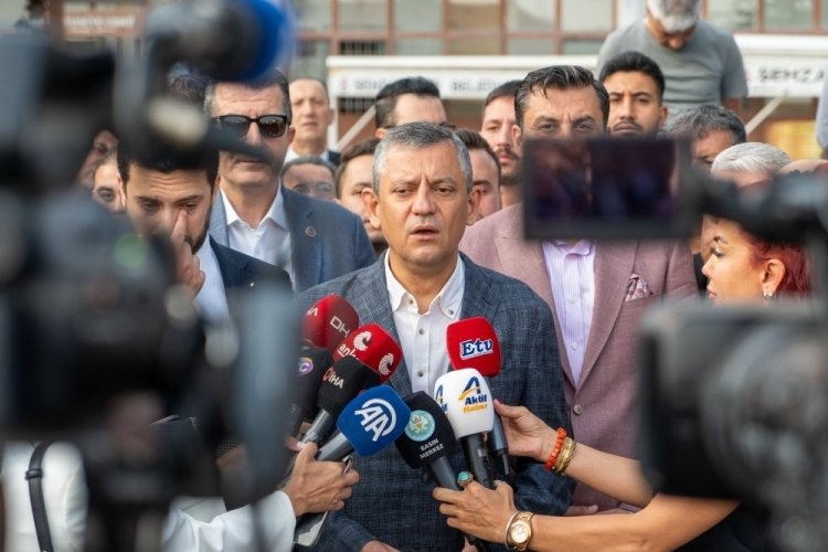 CHP Genel Başkanı Özel bayram namazını Manisa'da kıldı