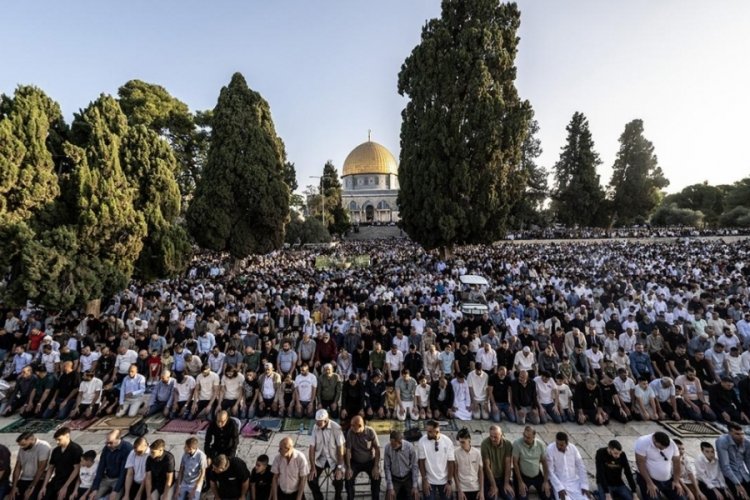 On binlerce Müslüman bayram namazını Mescid-i Aksa'da kıldı