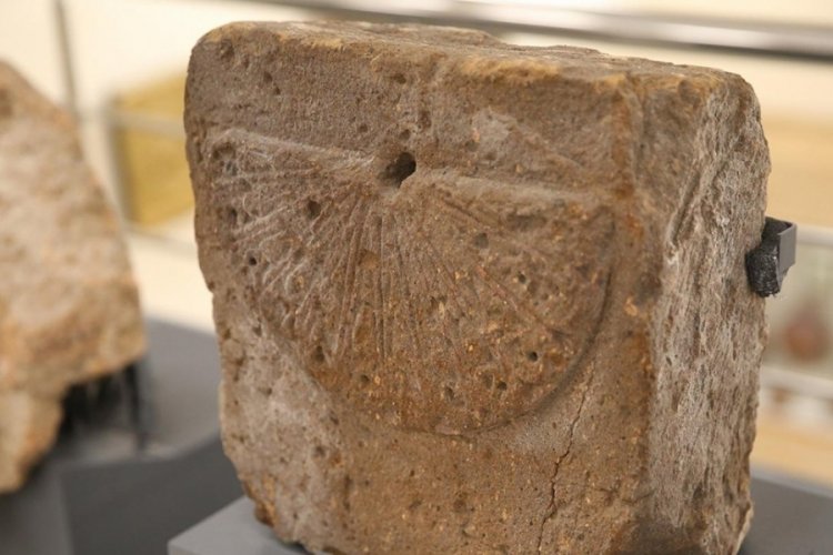 Kazılarda bulunan yaklaşık 1000 yıllık güneş saati görücüye çıktı