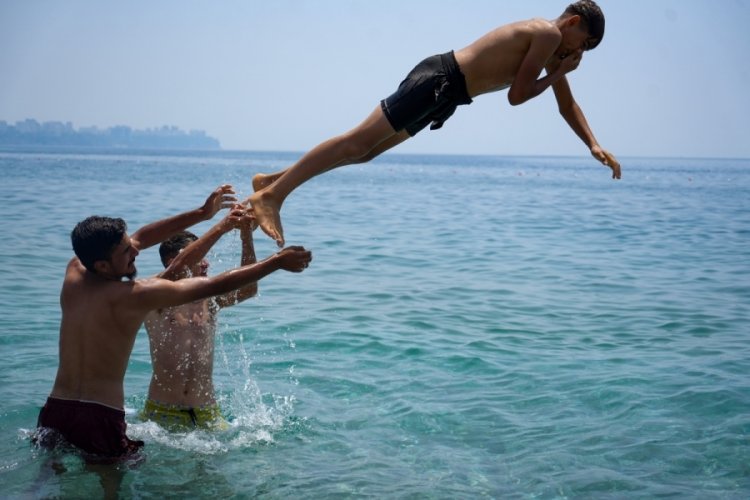 Antalya'da bayramın ilk gününde sahillerde yoğunluk oluştu