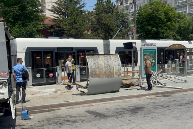 Otobüs tramvay durağına daldı: Yaralılar var