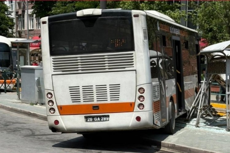 Sürücüsü fenalaşan belediye otobüsü tramvay durağına çarptı