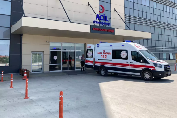 Kurban eti çekerken kıyma makinesine elini kaptıran genç kız ağır yaralandı