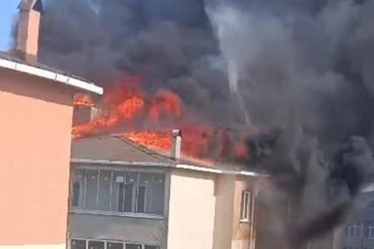 5 katlı binanın çatısı yandı
