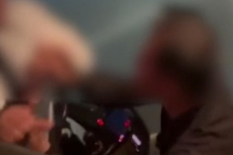Otomobil sürücüsü ile otobüs şoförünün kavgası kamerada
