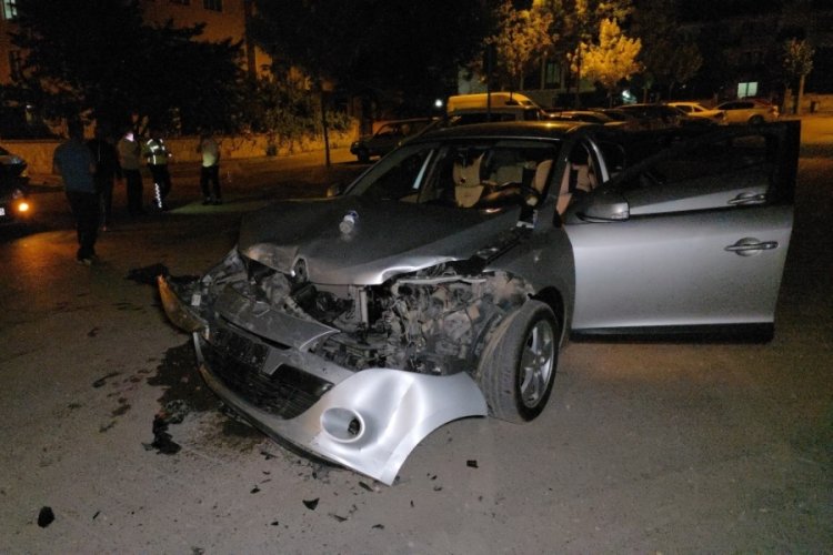 Bursa'da feci kaza! İki otomobil çarpıştı
