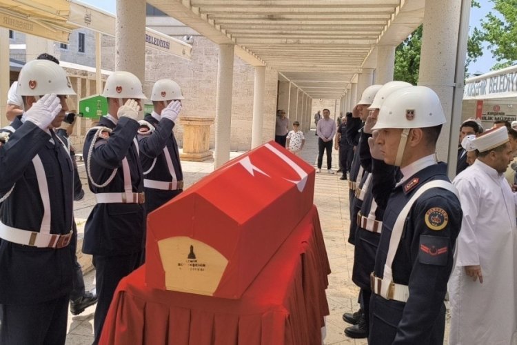 İzmir'de uzman çavuş ve eşi trafik kazasında hayatını kaybetti