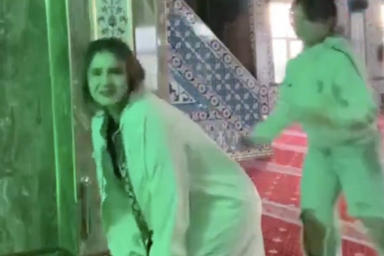 Bir camide çirkin görüntü: İmam cübbesi giyip, twerk yaptılar