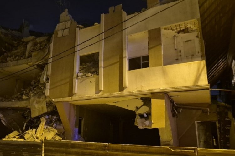 İstanbul'da kentsel dönüşüm kapsamında yıkımına başlanan bina çöktü