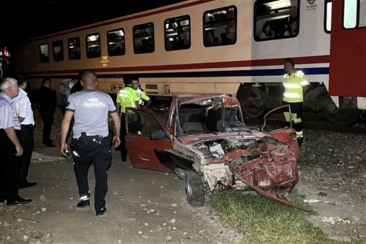 Otomobili raylara bırakıp kaçtı!