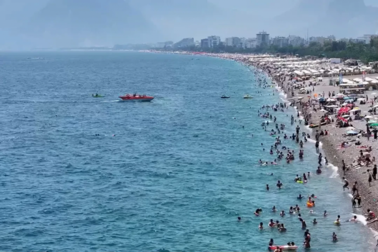 Antalya'da sahiller doldu taştı! Kentin nüfusu katlandı
