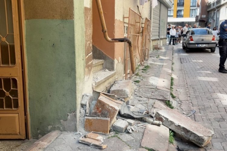 Otomobil doğal gaz kutusuna çarptı, facia ucuz atlatıldı