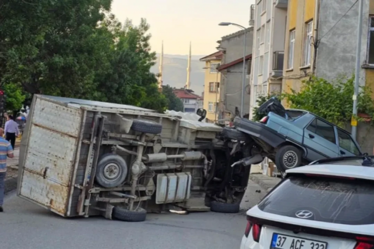 Kamyonet park halindeki otomobile çarptı!