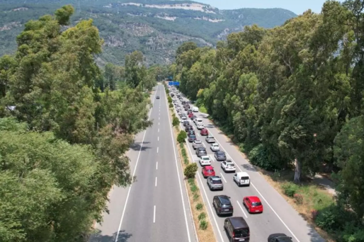 Hepsi aynı anda yola çıktı! 7 kilometrelik kuyruk...