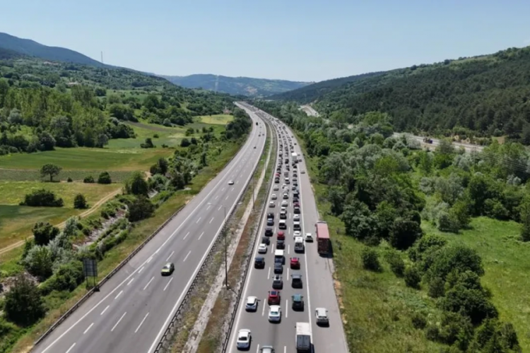 Yola çıkacaklar dikkat! Trafik durma noktasına geldi