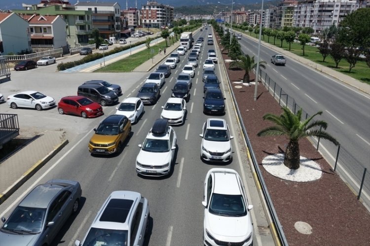 Edremit dönüşü Bursa yollarında araç kuyruğu!