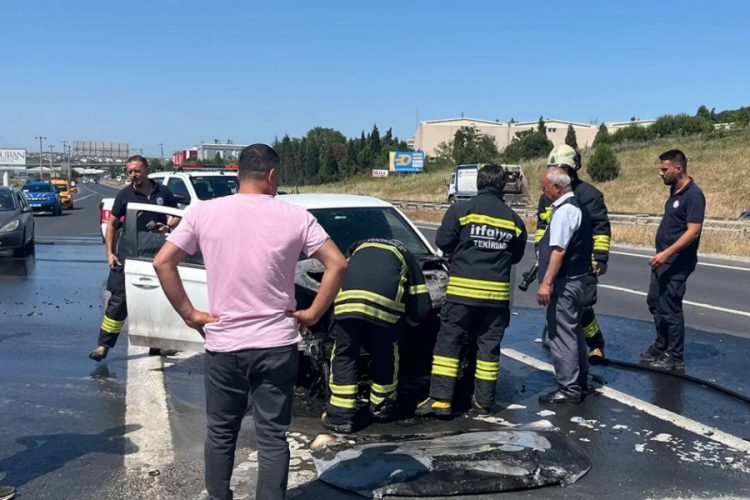 Seyir halindeki araç yandı: 3 yolcu son anda kurtarıldı
