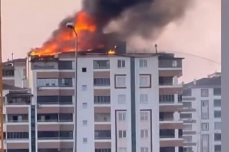 Gaziantep'te 7 katlı binanın çatısı alev alev yandı