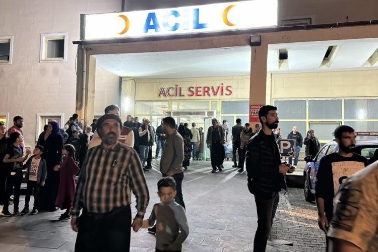 Taş, sopa, silahla birbirlerine saldırdılar! Yaralılar var...