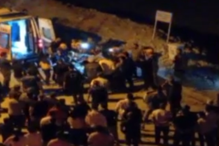 Talihsiz çocuk, heyelan bölgesindeki çukura düştü!